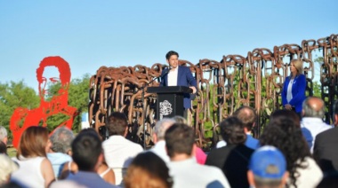 Kicillof calificó de “vendepatria” y “figureti” a Milei en un acto por el Día de la Soberanía