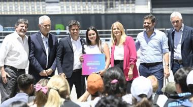 Kicillof entregó 750 computadoras a estudiantes bonaerenses