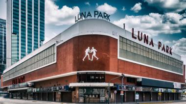 Presentan un proyecto para renovar el Luna Park y hay riesgo de que lo demuelan