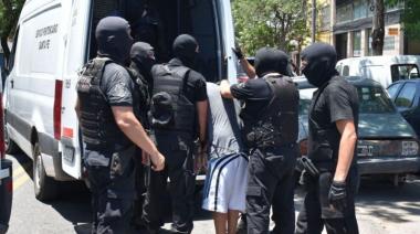 Un preso era trasladado a Azul, pidió ir al baño y se fugó tras atacar al guardia