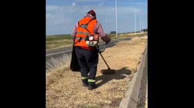 Un nuevo intendente salió a cortar el pasto de la ruta ante la ausencia de Nación