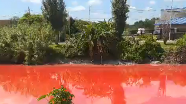 Preocupación en Avellaneda: el Canal Sarandí apareció teñido de rojo y se analizan las causas