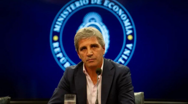 Caputo anunció que otro banco cerrará una de sus sucursales por las altas tasas municipales