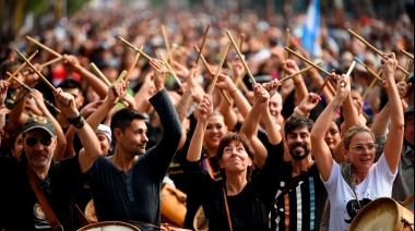 Con Froilán González, la tradicional Marcha de los Bombos debuta frente al mar en Miramar