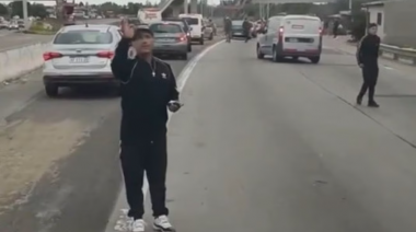 Cortaron la autopista en Bernal y armaron un peaje clandestino