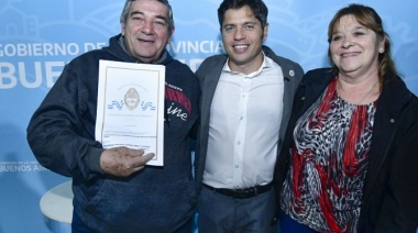 “Defendemos el federalismo”: Kicillof entregó títulos de propiedad en Coronel Dorrego