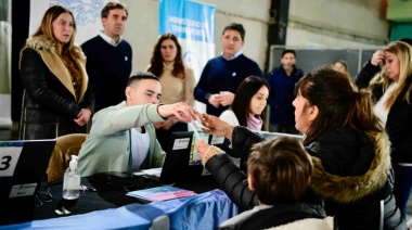 Marinucci y Boto entregaron cascos y Pases Libres a vecinos y vecinas