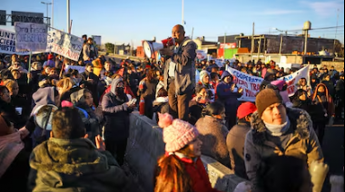 Corte total en Puente La Noria: feriantes protestan por el cierre de La Salada