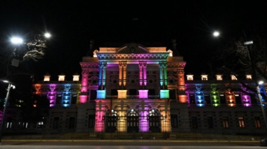Iluminan la Casa de Gobierno bonaerense