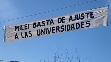 Con reclamos universitarios y pasacalles reciben a Milei en su visita a La Plata
