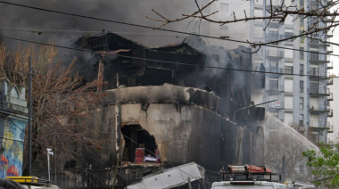 Derrumbe controlado: así es la demolición mecánica del edificio incendiado en La Plata