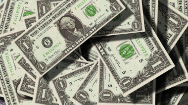 El dólar se disparó fuerte y quedó a $1.380, cerca del techo de la banda