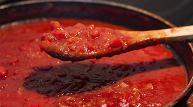 ANMAT prohibió un lote de tomate triturado tras detectar gusanos en envases