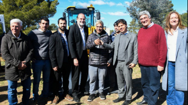 Axel Kicillof y Javier Rodríguez entregaron maquinaria para mejorar los caminos