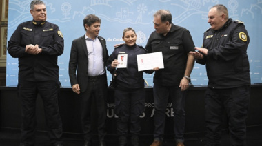 Kicillof entregó condecoraciones a oficiales de la policía provincial