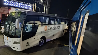 Una formación del tren Roca embistió a un micro en Monte Grande: hay al menos 12 heridos