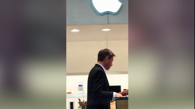 Kicillof desmintió una supuesta foto suya comprando en Apple Store de Nueva York