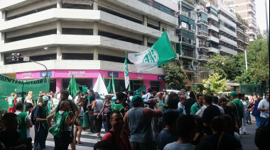 Trabajadores de hospitales porteños realizan una jornada de protesta contra el ajuste en Salud