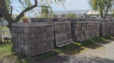 Trabajo solidario en la cárcel de Sierra Chica: producen bloques de concreto para instituciones locales