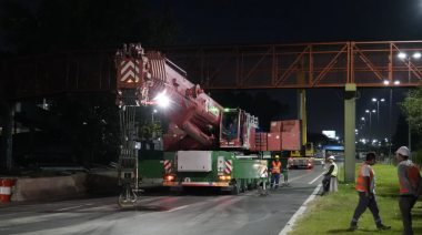 Cierran la Autopista Dellepiane por tres noches para instalar un nuevo puente peatonal
