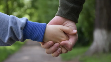 Diputados aprobó modificaciones en la Ley de Adopción bonaerense: qué implican los cambios