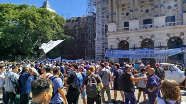 Trabajadores del Astillero Río Santiago reclamaron mejoras salariales frente a la Gobernación