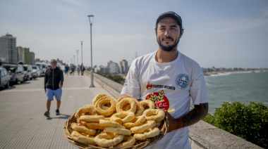 Chipá caliente y sin TACC: el snack que desafía al churro en las playas de Mar del Plata