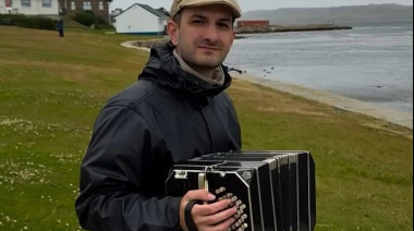 Un músico de Bahía Blanca tocó el Himno en Malvinas y emocionó a la Argentina