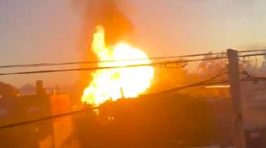 Incendio y explosiones en un depósito de garrafas en Merlo: hay heridos y evacuados