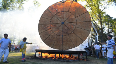 Mercedes se prepara para la Fiesta de la Torta Frita con su clásica versión gigante