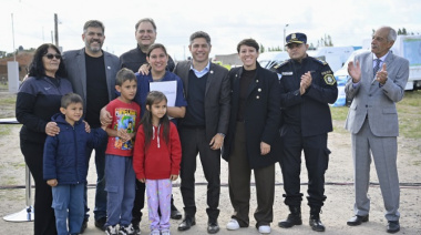 Kicillof entregó viviendas y sumó equipamiento en De la Garma