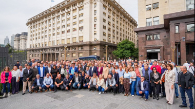 Más de 100 intendentes fueron a reclamarle a Caputo por las obras paralizadas