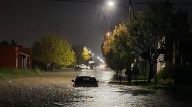 Coronel Suárez sufrió un fuerte temporal con calles inundadas y autos atrapados