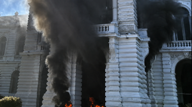 La Plata: la protesta por cooperativistas terminó con fuego en el Palacio Municipal