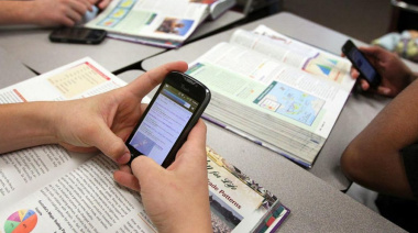 El 10% de los colegios privados ya limitan o prohíben el uso de celulares