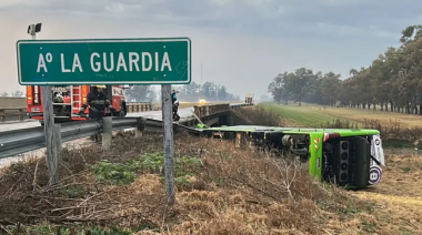 Volcó un micro en la Ruta 7 y cayó de un puente en Carmen de Areco