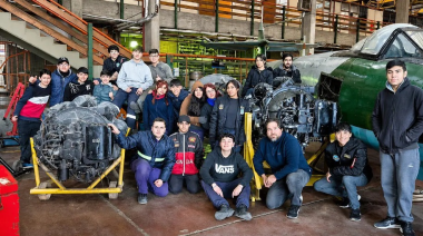 Estudiantes de Villa Luzuriaga restauran motor de caza de la Segunda Guerra Mundial