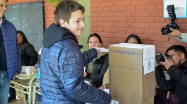 Jóvenes del conurbano: 75% ve peor la economía y LLA se derrumba 42 puntos