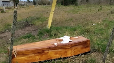 Encontraron un falso ataúd junto a las vías del tren cerca de Mar del Plata