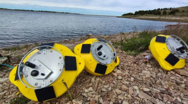 Bahía Blanca esquivó la alerta por cianobacterias gracias a nueve boyas solares