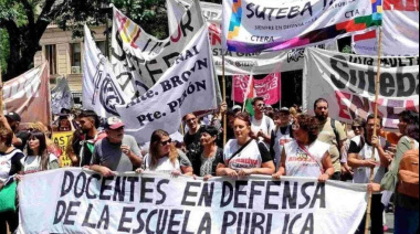 Axel Kicillof recibe un nuevo reclamo docente por salarios y condiciones laborales