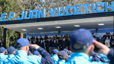 "Acá no hay lugar para la motosierra": Kicillof tomó juramento a 2075 cadetes de la Policía