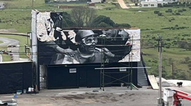 Fangio tiene un nuevo mural en Balcarce a días de la reapertura del autódromo
