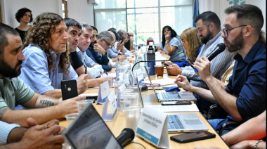 Tras la presión gremial, la Provincia llamó a docentes y estatales a negociar salarios