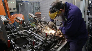 La actividad económica cayó 1,7% interanual en agosto, en pleno debate por la entrada en recesión