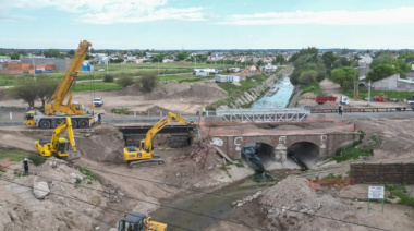 Bahía Blanca: Provincia comenzó a demoler el puente que frenó el agua del canal Maldonado