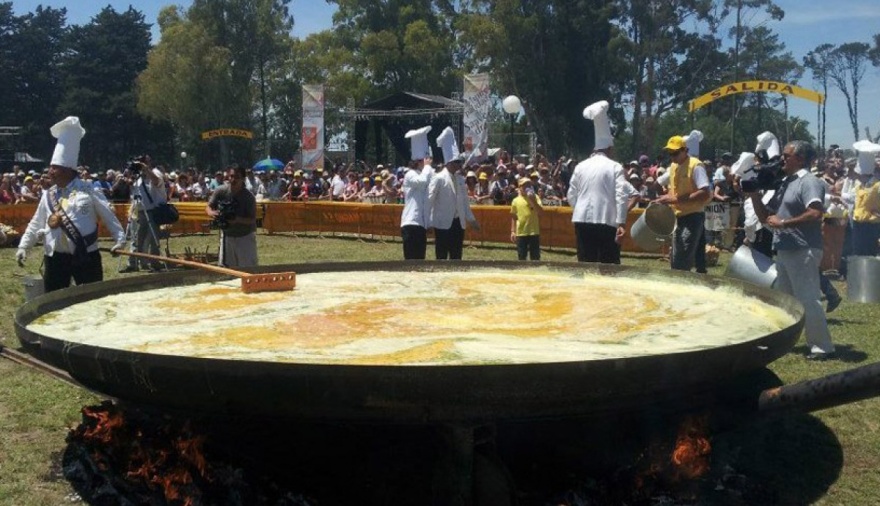 Pigüe festeja su aniversario con un omelette gigante 