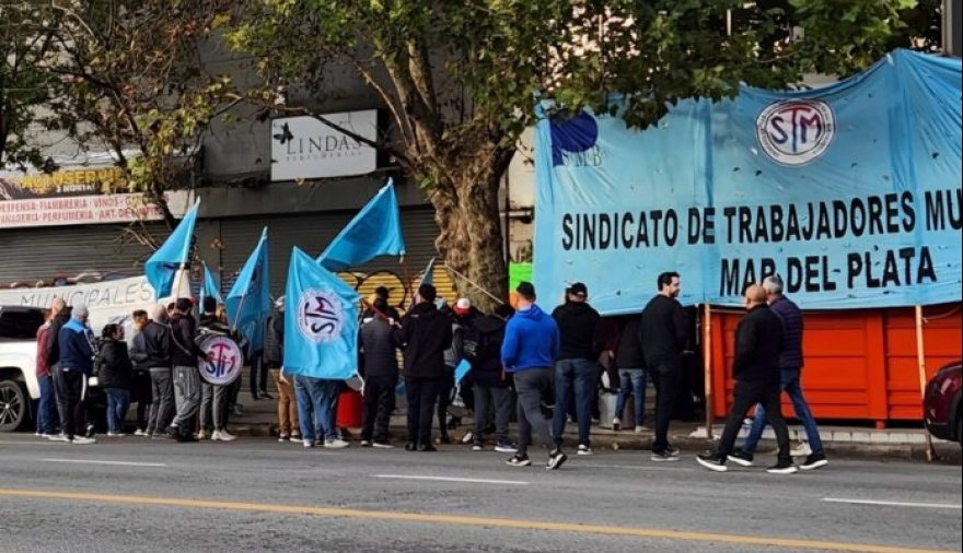 Se recrudece la protesta de los municipales en Mar del Plata con un “ruidazo” diario y cese de tareas el viernes