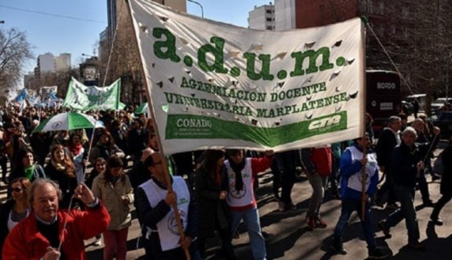 Docentes universitarios amenazan con no arrancar el segundo cuatrimestre si se profundiza la caída de salarios