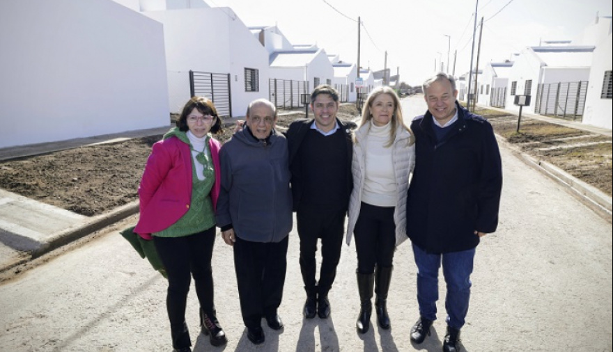 Kicillof y Magario entregaron 110 viviendas a familias de Berazategui